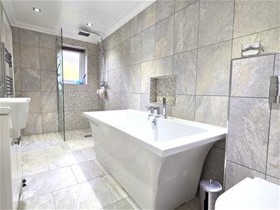 EN SUITE BATHROOM/WC